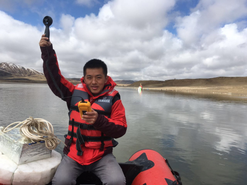 冉立山博士在青藏高原湖泊CO2排放及環境特徵現場採樣觀測（照片提供：冉立山博士）